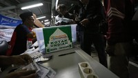 AHM pun mengadakan undian untuk para pemudik dengan hadiah dua unit Honda BeAT, perangkat elektronik, dan hadiah lainnya. AHM juga mengadakan kampanye safety riding dengan membagikan 1 buah booklet berisi panduan keselamatan berkendara kepada para peserta mudik. Dok. AHM.