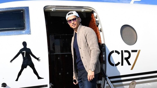 7 Gaya Mewah Cristiano Ronaldo Naik Pesawat Jet Seharga Rp 525 Miliar