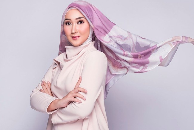 Setelah sukses merilis produk hijab motif bersama Barli Asmara bertajuk Pelangi Asmara, Dian Pelangi merilis produk scarf untuk brand barunya Dian Pelangi Studio. Tak hanya hijabnya, model pemotretan hijab barunya itu pun menarik perhatian. Foto: Instagram