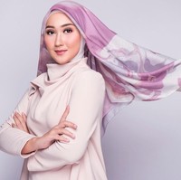 Setelah sukses merilis produk hijab motif bersama Barli Asmara bertajuk Pelangi Asmara, Dian Pelangi merilis produk scarf untuk brand barunya Dian Pelangi Studio. Tak hanya hijabnya, model pemotretan hijab barunya itu pun menarik perhatian. Foto: Instagram