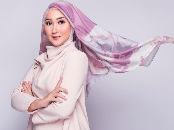 Dian Pelangi, Mantan Santri yang Sukses jadi Desainer. Foto: Instagram/DianPelangi Dian Pelangi, Mantan Santri yang Sukses jadi Desainer. Foto: Instagram/DianPelangi