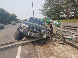 Terbang, Land Cruiser Pindah Arah di Tol Tangerang-Merak