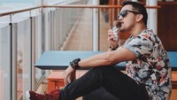 Badan boleh macho tapi tetap santapannya es krim. Yummy! Posenya makan es krim ini menggambarkan Mario tak rela membaginya dengan siapapun.  Foto: Instagram @lawalata13