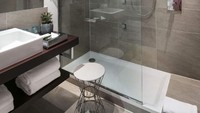 Kamar mandi hotel dilengkapi dengan perlengkapan mandi Bvlgari, dengan bathtub dan shower serta perlengkapan mandi lainnya. Termasuk bathrobe dari handuk putih. Anthony Bourdain ditemukan menggantung diri dengan sabuk jubah mandinya. Foto: Istimewa