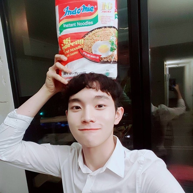 Tak hanya itu, netizen semakin tertarik dengan sosok Vincent karena akrab dengan budaya Indonesia. Di akun Instagram-nya, pria muda itu terlihat sering mengunggah foto makanan khas Tanah Air, mulai dari nasi goreng, nasi uduk, mi instan, sirup hingga bumbu rendang instan. Foto: Instagram Vincent