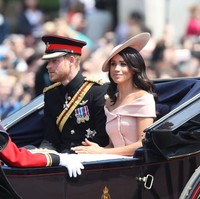 Gaya busana Meghan Markle ini dikatakan telah melanggar protokol istana. Tradisi busana di kerajaan seharusnya tidak memperbolehkan wanita istana memakai busana off-shoulder atau gaya lain yang terbuka. Foto: Getty Images