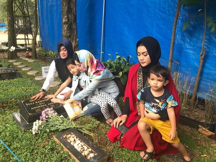 Mengenang satu tahun meninggalnya Jupe, ia minta adiknya untuk melindungi diri dari bahaya kanker serviks/Foto: Instagram @anggitheperez Mengenang satu tahun meninggalnya Jupe, ia minta adiknya untuk melindungi diri dari bahaya kanker serviks/Foto: Instagram @anggitheperez