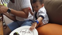 Happy birthday Rihgakuuu, tulisnya. Lucunya! Ini ulang tahun sang anak yang ke 1 di awal tahun 2017. Tidak memakai kue ataupun acara yang heboh, Reva dan suami justru hanya memberinya sebuah lava cake. Sederhana namun manis.  Foto: Instagram @vatemat