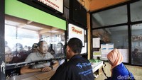Kemudian Sandi juga meninjau area loket tiket.