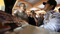 Sandi terlihat disambut Kepala Dinas Perhubungan DKI Andri Yansyah dan Kasatpol PP Yani Wahyu. Sandi langsung diajak berkeliling area terminal. Sandi pertama kali mengunjungi Pos Informasi Terminal Kampung Rambutan. Sandi tampak berbincang dengan Kepala Terminal Kampung Rambutan Emiral August. Terlihat gestur Emiral menunjuk ke arah papan informasi penumpang.