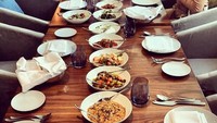 Aktris yang kemarin menghadiri pernikahan Pangeran Harry dan Meghan Markle ini sepertinya doyan makan. Ini posenya saat takut disuruh menghabiskan seluruh makanan. Ada-ada saja! Foto: Instagram: @priyankachopra