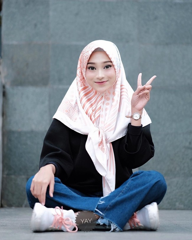 Salah satu selebgram hijab asal Bandung yang cukup populer di media sosial adalah Rifka Ayu Yulia Martha. Hijabers yang masih muda ini memiliki tubuh mungil dan wajah yang manis. Foto: Instagram Rifka Ayu