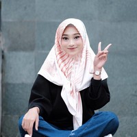 Salah satu selebgram hijab asal Bandung yang cukup populer di media sosial adalah Rifka Ayu Yulia Martha. Hijabers yang masih muda ini memiliki tubuh mungil dan wajah yang manis. Foto: Instagram Rifka Ayu