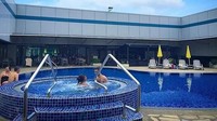 Jika Anda punya cukup waktu untuk penerbangan berikutnya, kenapa tidak mencoba kolam renang yang berada di Terminal 3? Gratis lho. Foto: CNBC.