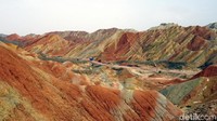 Bagaimana Allah bisa menciptakan gunung dengan semburat warna-warni serupa pelangi, jika Dia tidak punya kuasa atas alam semesta. Terkait ini, Allah bahkan sudah berfirman di Surat Al Fathir ayat 27. (Wahyu/detikTravel)