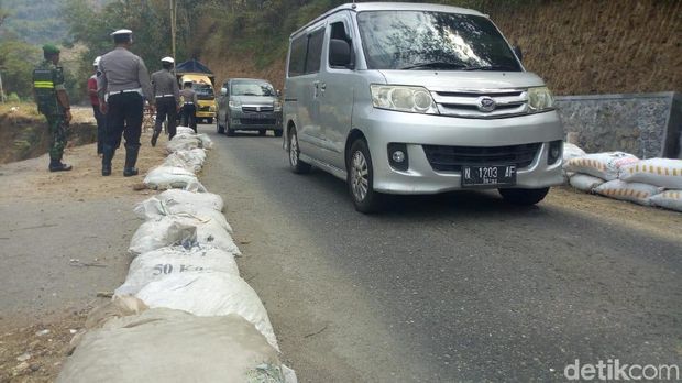 Mudik Melintasi Ponorogoro-Trenggalek Waspadai Jalan Amblas