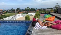 Santai di pinggir kolam, pria yang hobi bermain basket ini memilih ditemani kelapa muda yang masih dalam batok. Duh emang nggak ada teman yang lain nih? Foto: Instagram @lawalata13