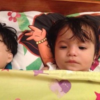 Kok wajah si balita dengan bonekanya bisa mirip, ya? Apakah bonekanya dipesan khsusus agar mirip si balita? Foto: istimewa