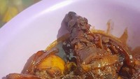 Masak yang mudah aja untuk buka puasa hari ini, punya ayam 1/2ekor di kulkas dibikin ayam kecap, sebentar kelar!, tulis @renymartiana. Foto: Instagram