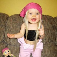 Lucunya! Sama-sama pakai bandana dan kemben. Tampaknya si balita mengikuti gaya bonekanya agar tampil kembar. Foto: istimewa