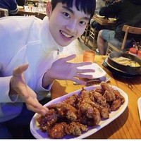 Beberapa kali ia pun mengunggah foto dengan keterangan berbahasa Indonesia bahkan mengucapkan selamat berbuka puasa. Vincent juga sering membalas komentar netizen Tanah Air dengan bahasa Indonesia. Foto: Instagram Vincent