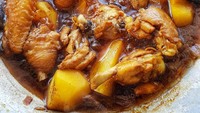 @dapur_nn bikin ayam kecap pakai resep mertua. Pake ayam kampung dan kentang, masakan simple tapi anak2 suka banget, tulisnya. Nyamm! Foto: Instagram