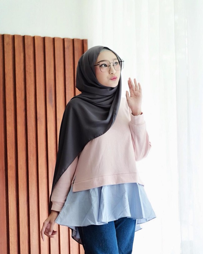 Selain rutin mengunggah foto gaya hijab di Instagram-nya, Rifka juga sering menjadi model busana muslim. Salah satu brand hijab yang sering mengajaknya menjadi model adalah Hijab Princess, sebuah brand hijab terkenal dari Bandung. Foto: Instagram Rifka Ayu