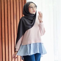 Selain rutin mengunggah foto gaya hijab di Instagram-nya, Rifka juga sering menjadi model busana muslim. Salah satu brand hijab yang sering mengajaknya menjadi model adalah Hijab Princess, sebuah brand hijab terkenal dari Bandung. Foto: Instagram Rifka Ayu