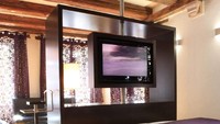Seperti hotel berbintang 5, setiap kamar hotel dilengkapi dengan Wifi dan flat TV serta interior dengan nada warna ungu bergaya Eropa klasik yang hangat. Foto: Istimewa
