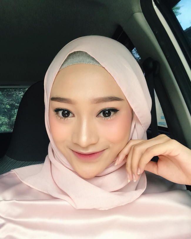 Selain gaya hijab, Rifka pun pintar bersolek. Ia senang tampil dengan riasan khas Korea seperti bibir ombre dan blush on di bawah mata. Foto: Instagram Rifka Ayu