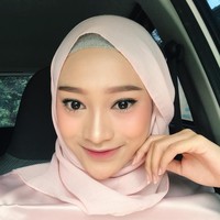 Selain gaya hijab, Rifka pun pintar bersolek. Ia senang tampil dengan riasan khas Korea seperti bibir ombre dan blush on di bawah mata. Foto: Instagram Rifka Ayu