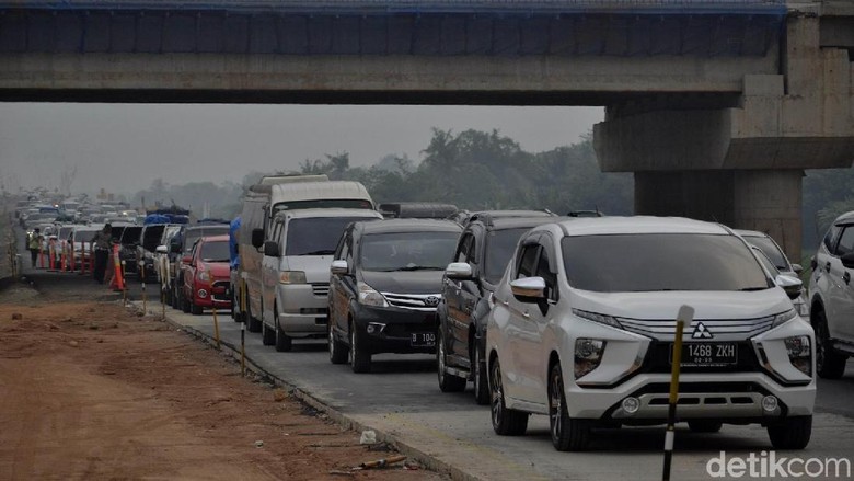 Merayap, Kendaraan yang Lewat Tol Fungsional di Pekalongan Merayap, Kendaraan yang Lewat Tol Fungsional di Pekalongan
