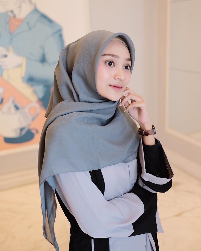 Sesuai usianya, Rifka sering tampil kasual dan simple seperti perpaduan blouse dan celana dengan warna-warna yang segar. Ia pun tak jarang memakai dress berwarna feminin. Foto: Instagram Rifka Ayu