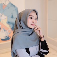 Sesuai usianya, Rifka sering tampil kasual dan simple seperti perpaduan blouse dan celana dengan warna-warna yang segar. Ia pun tak jarang memakai dress berwarna feminin. Foto: Instagram Rifka Ayu