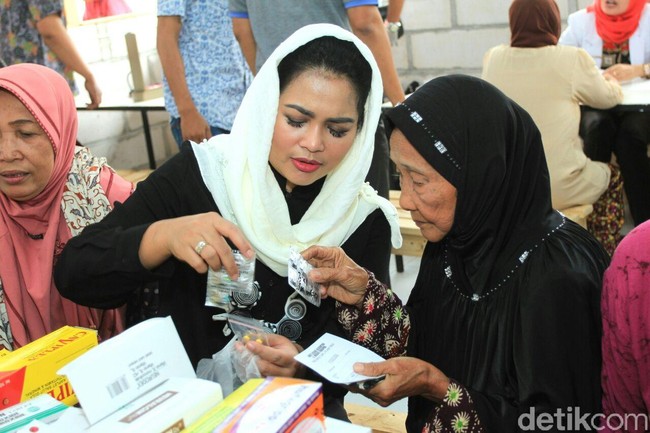 Mewakili partai PDIP, Puti Guntur kerap terlihat memakai hijab berwarna terang seperti merah cabai. Mirip cagub cawagub lainnya, ia memilih hijab polos tanpa motif untuk kegiatan sehari-harinya. Foto: Istimewa