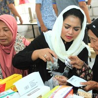 Mewakili partai PDIP, Puti Guntur kerap terlihat memakai hijab berwarna terang seperti merah cabai. Mirip cagub cawagub lainnya, ia memilih hijab polos tanpa motif untuk kegiatan sehari-harinya. Foto: Istimewa