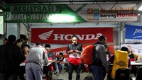 Selepas libur lebaran, AHM juga akan menemani pemudik kembali dari kampung halaman menuju ibukota pada 19 Juni 2018. Para konsumen Honda yang mengikuti program Balik Bareng Honda ini akan diberangkatkan menggunakan 20 bus serta 6 truk untuk mengangkut sepeda motor miliknya dari titik keberangkatan di Astra Motor Semarang, Jawa Tengah dan Astra Motor Yogyakarta. Dok. AHM.