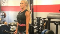 Lana sedang mencoba angkatan deadlift. (Foto: instagram/TheLanaWWE)