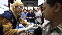 Pos pelayanan kesehatan di Terminal Kampung Rambutan ini menyediakan pemeriksaan kesehatan gratis bagi penumpang yang akan mudik melalui Terminal Kampung Rambutan. Selama pengecekan, Sandi terus berbincang dengan Andri Yansyah dan Emiral sambil terus berkeliling di Terminal Kampung Rambutan.