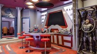 Penggemar Star Trek dengan merogoh US$ 35 juta bakal dimanjakan setiap hari di rumah yang lekat dengan nuansa pesawat antar bintang ini. Istimewa/Dailymail.co.uk.