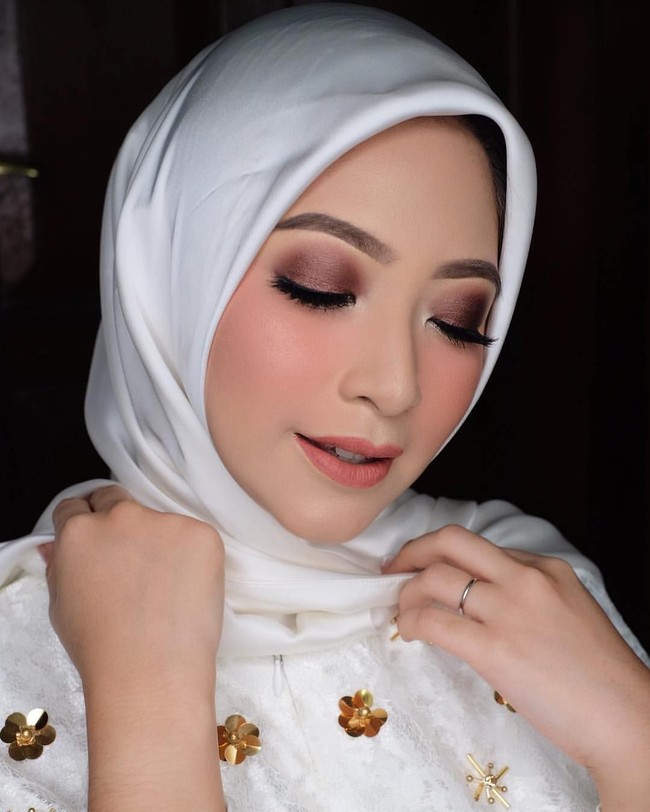 Belum lama berhijab, Nuurul Zafitra memiliki gaya hijab yang simple dan modis. Parasnya yang cantik dan kepiawaiannya berpose di depan kamera membuatnya sering dianggap cocok jadi model profesional. Foto: Instagram