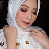 Belum lama berhijab, Nuurul Zafitra memiliki gaya hijab yang simple dan modis. Parasnya yang cantik dan kepiawaiannya berpose di depan kamera membuatnya sering dianggap cocok jadi model profesional. Foto: Instagram