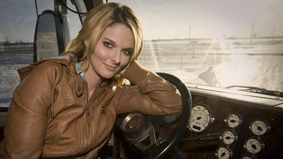 7 Potret Lisa Kelly, Sopir Truk Berparas Cantik Bak Model