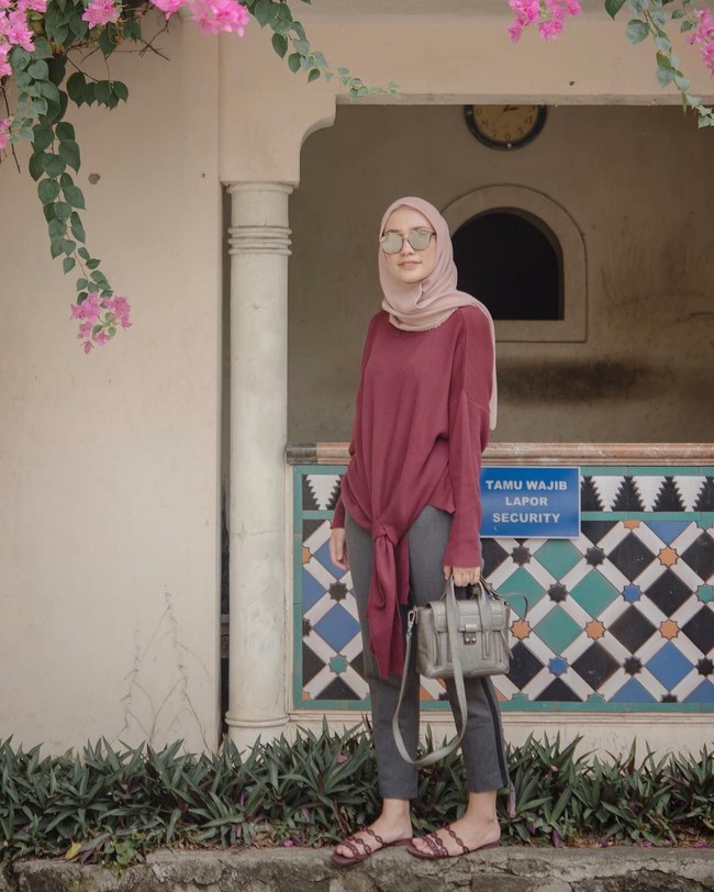 Jika kamu melakukan perjalanan menggunakan kendaraan yang tidak ber-AC, pilih busana berbahan menyerap keringat seperti kaos, katun, atau rayon. Blouse berpotongan jatuh dan aksen unik di bagian depan seperti Mega Iskanti ini bisa jadi pilihan menarik. Foto: Instagram/megaiskanti