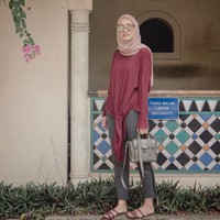 Jika kamu melakukan perjalanan menggunakan kendaraan yang tidak ber-AC, pilih busana berbahan menyerap keringat seperti kaos, katun, atau rayon. Blouse berpotongan jatuh dan aksen unik di bagian depan seperti Mega Iskanti ini bisa jadi pilihan menarik. Foto: Instagram/megaiskanti