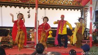 Foto: Kesenian Lengger Banyumasan akan ditampilkan pada tanggal 17 Juni di objek wisata Baturaden dari pukul 10.00-15.00 WIB. Lengger juga akan dipentaskan di Alun-alun Purwokerto pada 18 Juni, waktunya pukul 19.30-21.30 WIB. (Arbi/detikTravel)