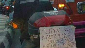 Biasanya tulisan ini banyak terpajang di para pengendara motor. Tak sedikit tulisannya mengandung humor, seakan-akan jadi penghibur di jalanan. Foto: Internet