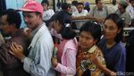 Begini Antrean Tiket di Stasiun Senen Pada Musim Mudik 2003