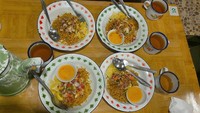 Wah menggoda banget. Dengan piring dan gelas berbahan enamel ini berisi mie goreng dengan paduan sambal matah dan teh manis hangat. Foto: Instagram @chikitameidy