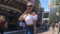 Kimmy terlihat cantik menawan dengan crop top putih dan jeans. Dok. Instagram/kimmyjayanti